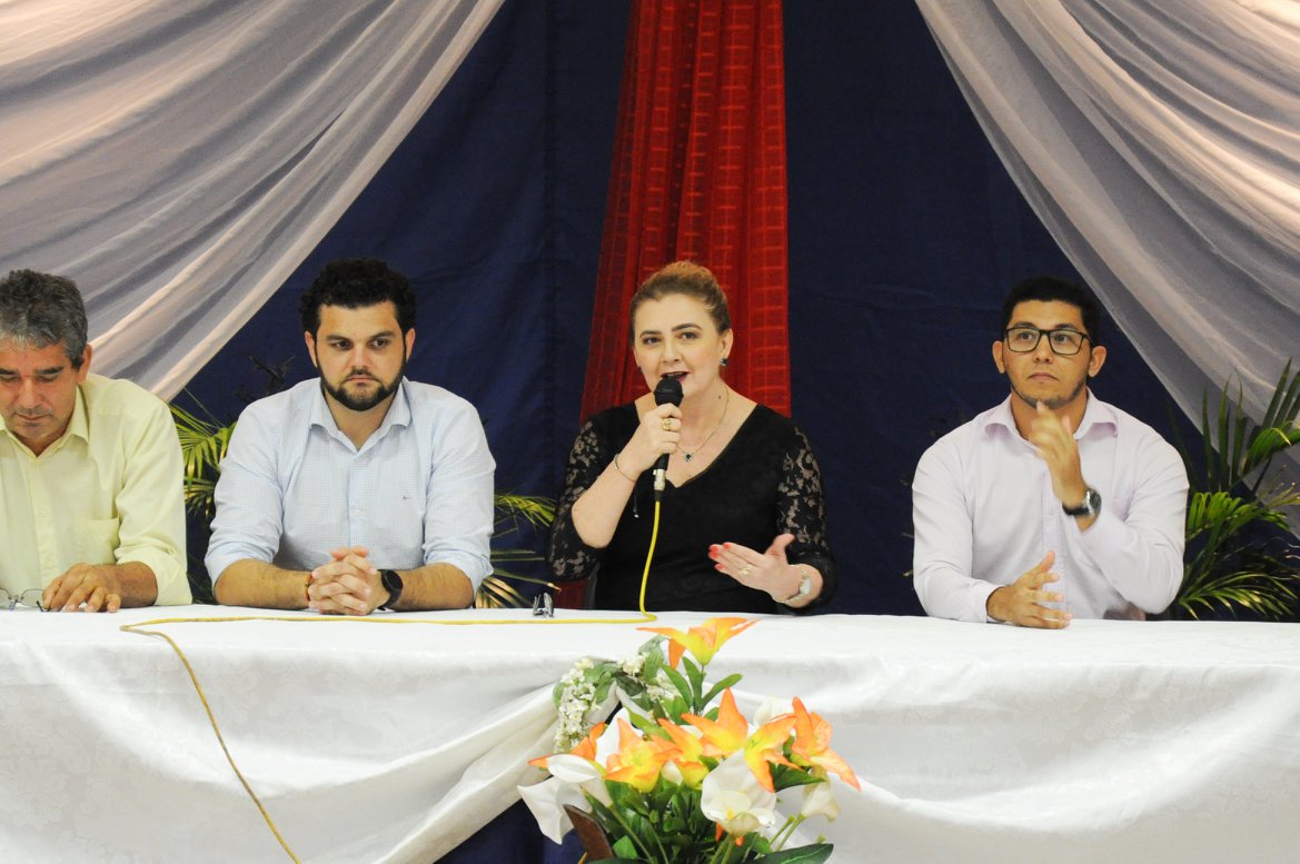 Reitora e componentes da mesa
