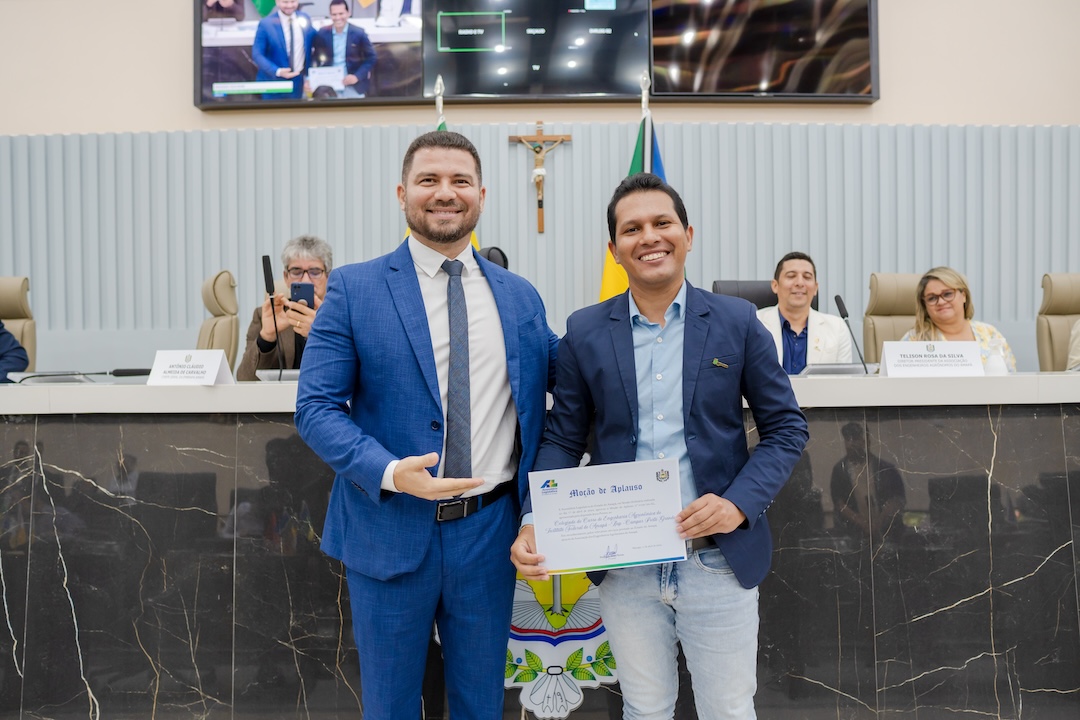 Professor Nilvan Melo recebendo a Moção de Aplausos ao lado do Deputado Jesus Pontes