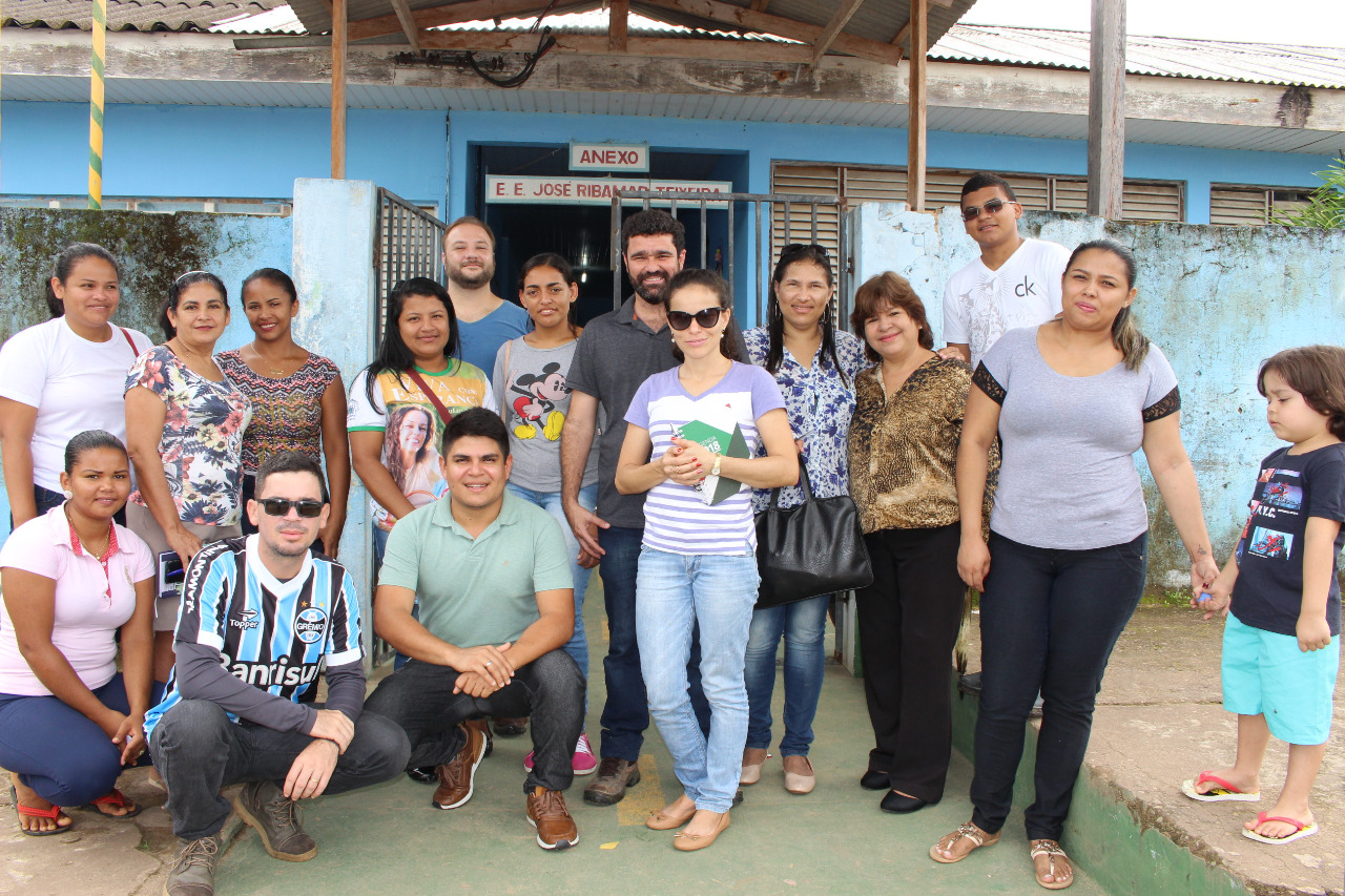 Equipe do projeto em frente à escola